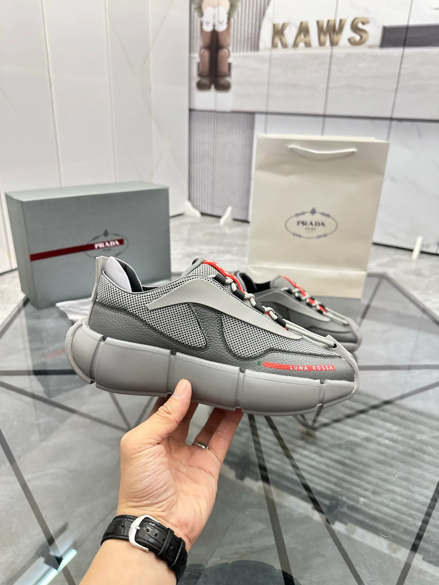 Men's shoes: 💰P500¥ High-end, complete package Product trademark: Prada *"Prada*" low-top casual shoes Regular size: 38-44 (can be customized to 45.46) Couple style Product materials: Upper imported cowhide stitched with original fabric, sheepskin lining, original outsole. Number: 846